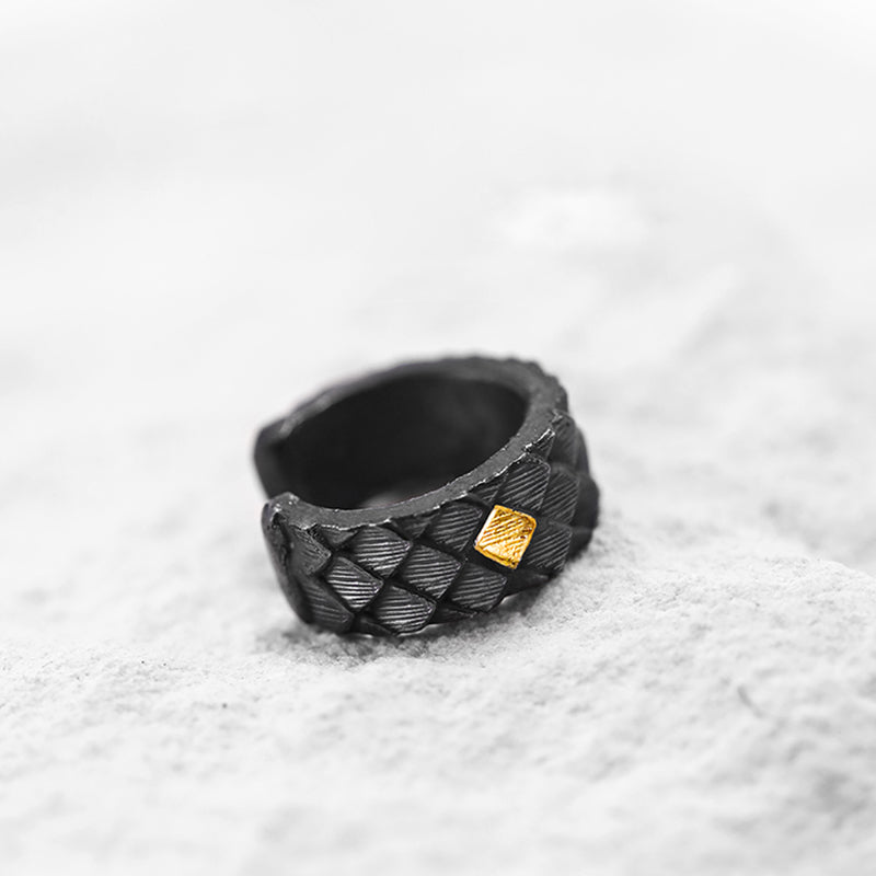 Inverted scales (ear clip)