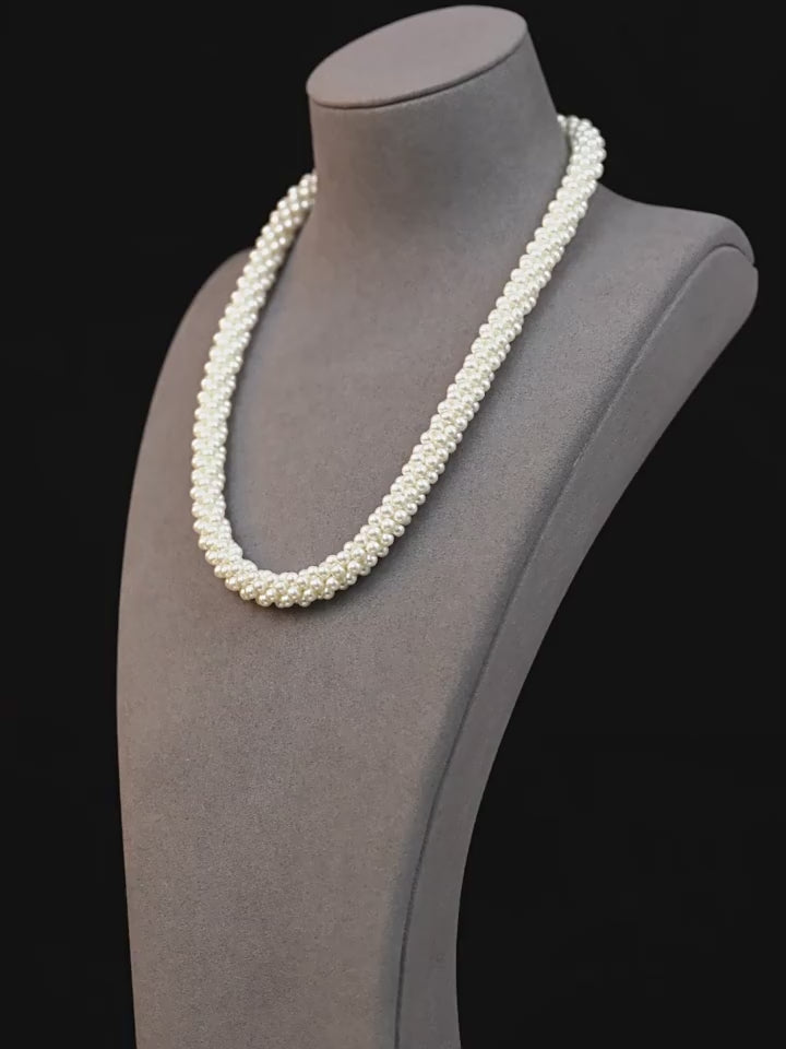 Weaving pearl necklace